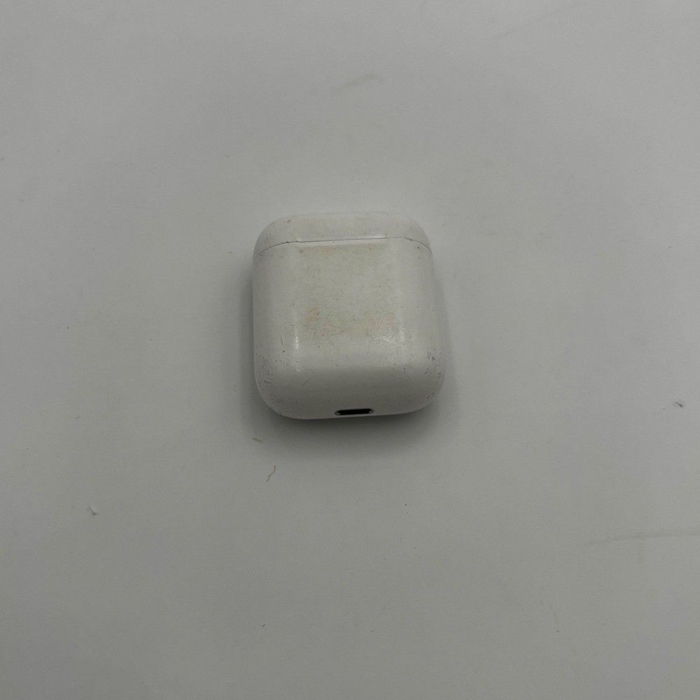 Apple AirPods Wireless Charging Case Unisex OS White Good A1938 Replacement